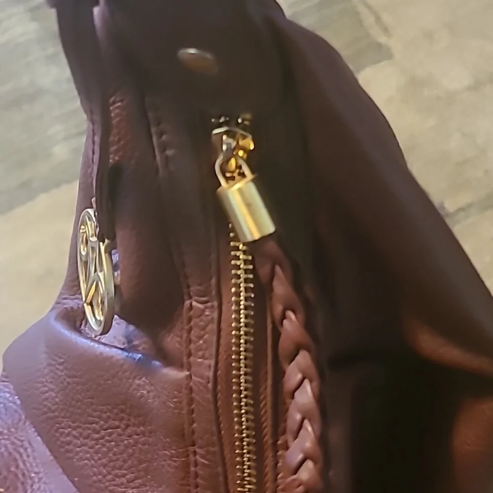 Johnston & Murphy leather shoulder bag. Pebbled leather in EUC. (#1028)